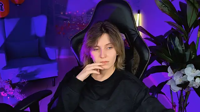 Snapshot of LolaAsmus chatting on 02-04-25, 08:13 LolaAsmus online show from 02-04-25, 08:13