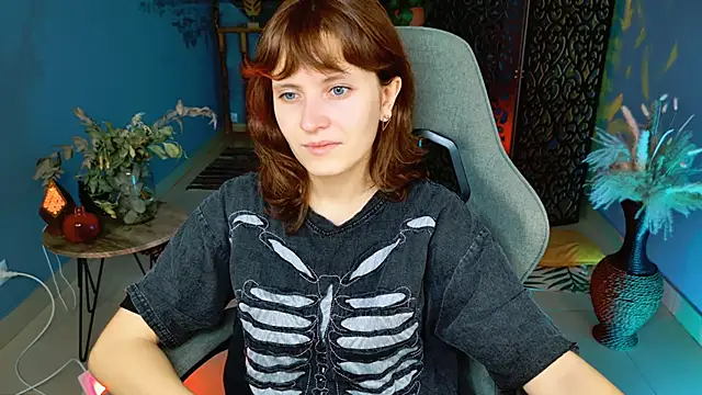 Snapshot of LolaAsmus chatting on 10-15-25, 05:18 LolaAsmus online show from 10-15-25, 05:18