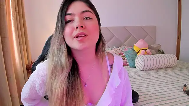 Snapshot of Lau_Bee chatting on 12-13-24, 07:10 Lau Bee online show from 12-13-24, 07:10