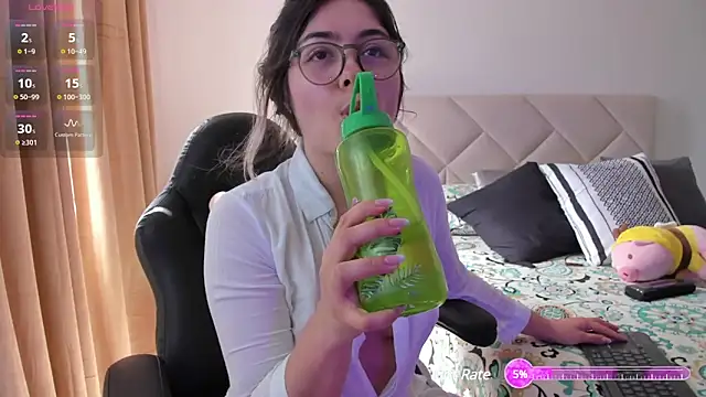 Snapshot of Lau_Bee chatting on 01-17-25, 02:50 Lau Bee online show from 01-17-25, 02:50