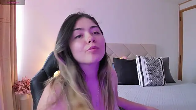 Snapshot of Lau_Bee chatting on 01-22-25, 07:13 Lau Bee online show from 01-22-25, 07:13