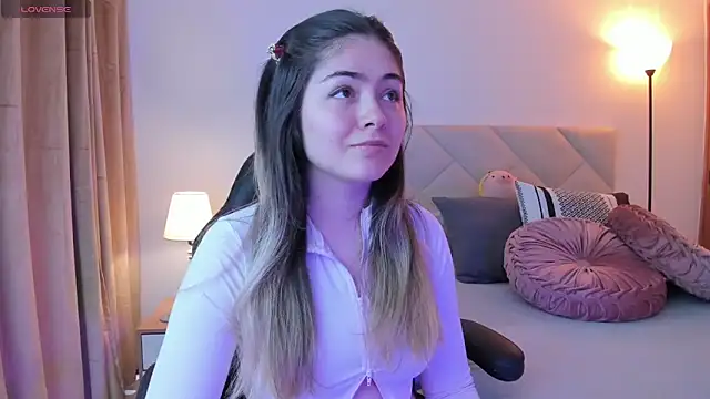 Snapshot of Lau_Bee chatting on 02-02-25, 03:49 Lau Bee online show from 02-02-25, 03:49