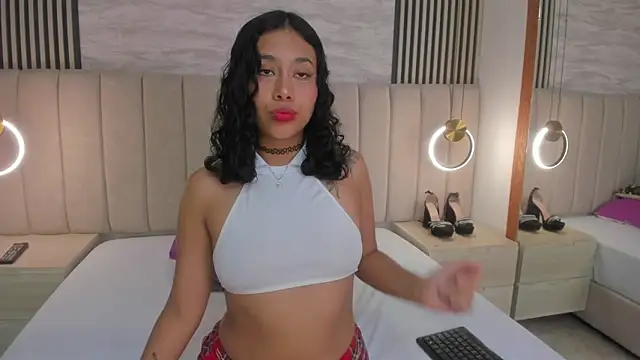 Snapshot of laura_smith33 chatting on 10-15-25, 02:39 laura smith33 online show from 10-15-25, 02:39