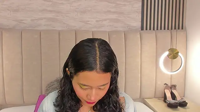 Snapshot of laura_smith33 chatting on 10-23-25, 03:00 laura smith33 online show from 10-23-25, 03:00