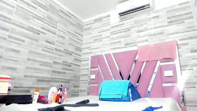 Snapshot of lola_hornei chatting on 03-08-25, 11:27 lola hornei online show from 03-08-25, 11:27