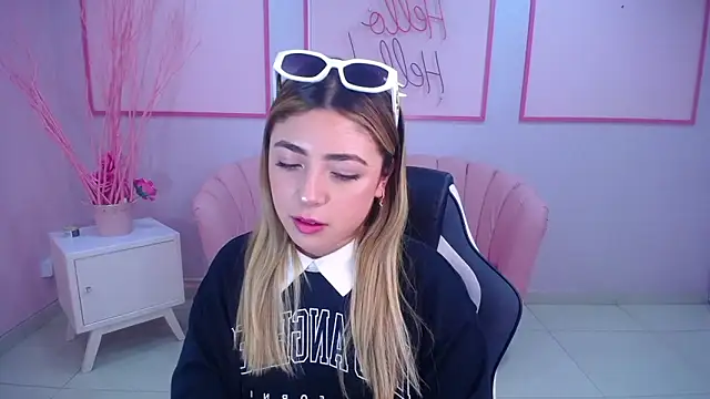 Snapshot of channel_blonde_a chatting on 12-09-24, 04:58 channel blonde a online show from 12-09-24, 04:58