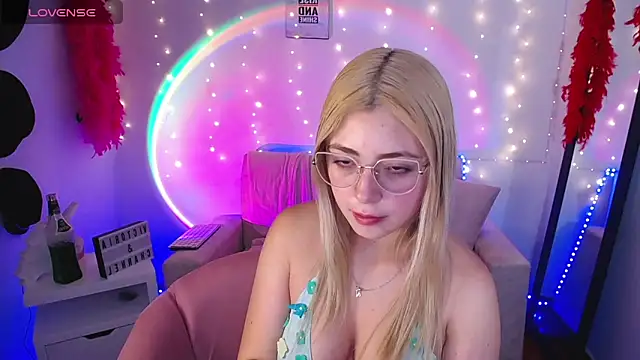 Snapshot of channel_blonde_a chatting on 03-21-25, 06:07 channel blonde a online show from 03-21-25, 06:07