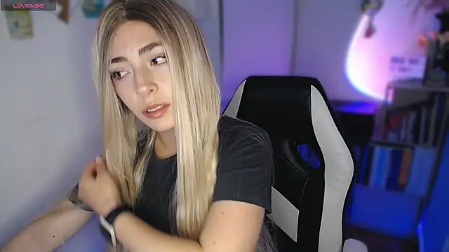 Snapshot of channel_blonde_a chatting on 10-15-25, 04:56 channel blonde a online show from 10-15-25, 04:56