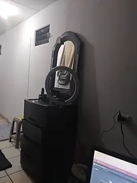 Snapshot of Tripisv chatting on 11-18-25, 04:06 Tripisv online show from 11-18-25, 04:06