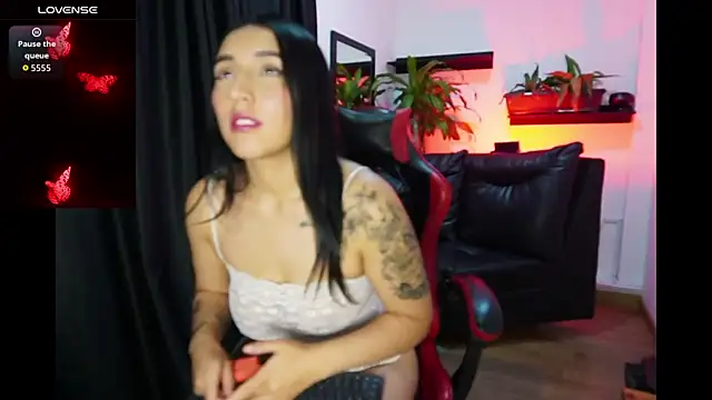 Snapshot of amy_fox2 chatting on 11-18-25, 02:54 amy fox2 online show from 11-18-25, 02:54