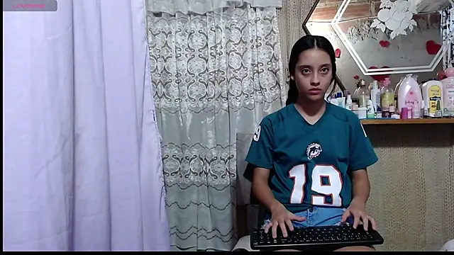 Snapshot of Lunawillis chatting on 09-15-25, 10:32 Lunawillis online show from 09-15-25, 10:32