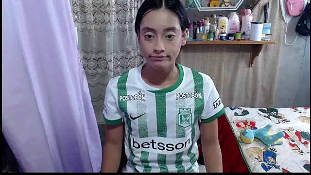 Snapshot of Lunawillis chatting on 12-17-25, 06:58 Lunawillis online show from 12-17-25, 06:58