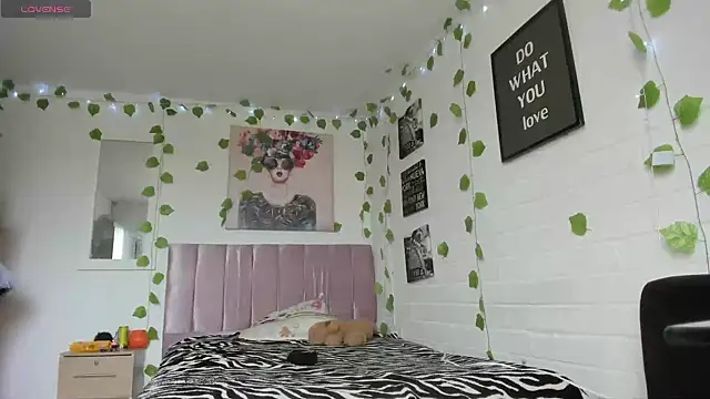 Snapshot of katt__black__ chatting on 10-31-25, 08:32 katt black online show from 10-31-25, 08:32