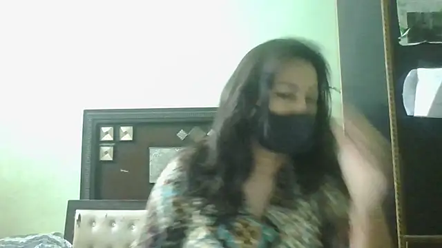 Snapshot of couplesuni chatting on 05-06-26, 03:13 couplesuni online show from 05-06-26, 03:13