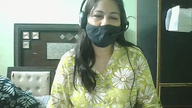 Snapshot of couplesuni chatting on 05-18-26, 02:18 couplesuni online show from 05-18-26, 02:18