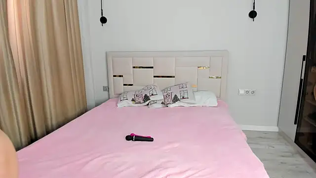 Lola Peach online show from 04-14-26, 04:40