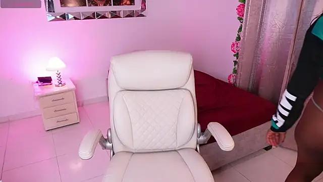 Snapshot of Alondrasparrow2 chatting on 02-11-25, 08:10 Alondrasparrow2 online show from 02-11-25, 08:10