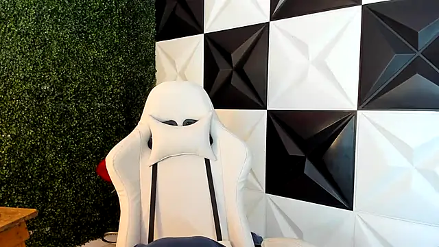 Snapshot of andy_bell_x chatting on 10-29-25, 05:20 andy bell x online show from 10-29-25, 05:20