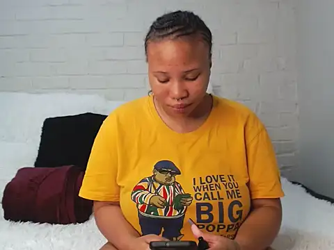 Snapshot of DrippinCaramelCutie chatting on 02-19-25, 09:03 DrippinCaramelCutie online show from 02-19-25, 09:03