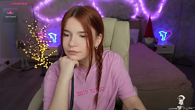 Snapshot of RedShinee chatting on 02-02-25, 02:13 RedShinee online show from 02-02-25, 02:13