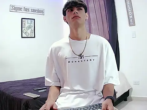 Snapshot of harrytomson_1 chatting on 11-17-25, 06:35 harrytomson 1 online show from 11-17-25, 06:35