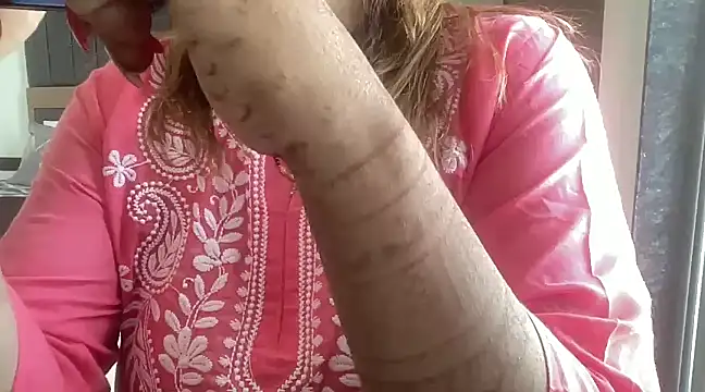 Snapshot of sassypooja chatting on 02-08-25, 07:04 sassypooja online show from 02-08-25, 07:04