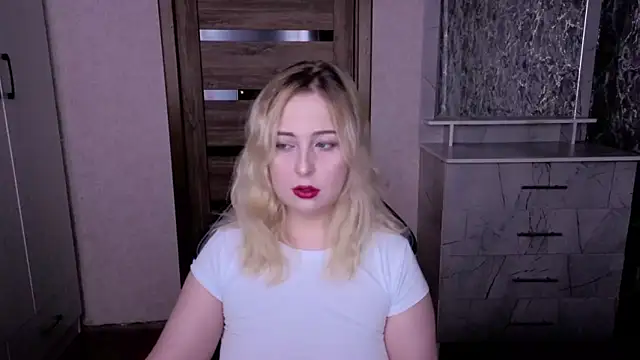 Snapshot of Kristy-Max chatting on 06-16-26, 07:05 Kristy-Max online show from 06-16-26, 07:05