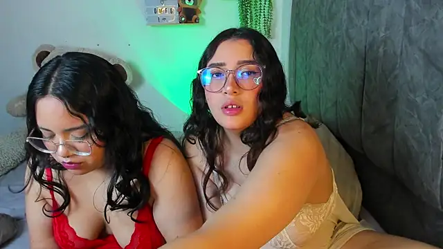 Snapshot of maddie-and-chelsea- chatting on 11-13-25, 10:36 maddie-and-chelsea- online show from 11-13-25, 10:36