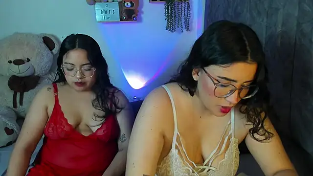 Snapshot of maddie-and-chelsea- chatting on 11-18-25, 10:31 maddie-and-chelsea- online show from 11-18-25, 10:31