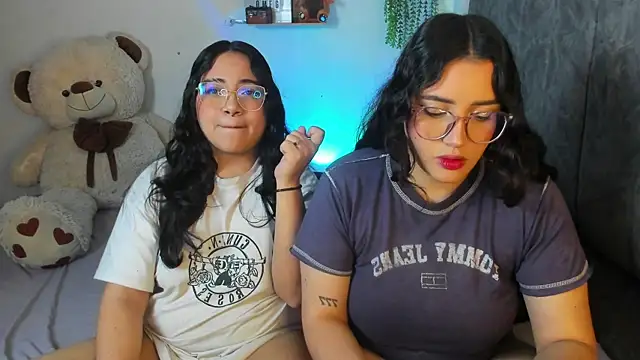 Snapshot of maddie-and-chelsea- chatting on 11-28-25, 09:56 maddie-and-chelsea- online show from 11-28-25, 09:56