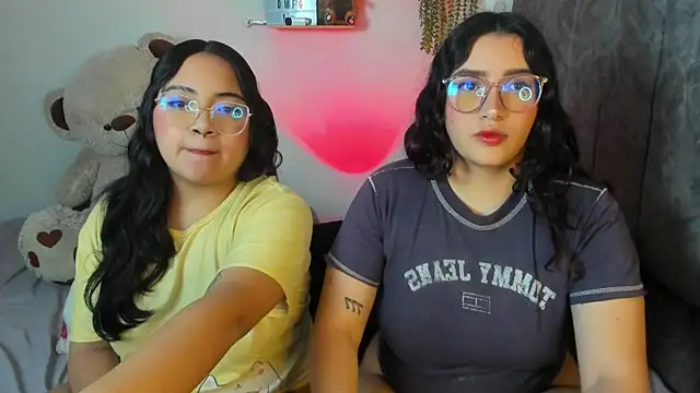 Snapshot of maddie-and-chelsea- chatting on 11-29-25, 11:35 maddie-and-chelsea- online show from 11-29-25, 11:35