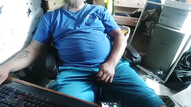 Snapshot of slickwill123 chatting on 06-21-26, 04:42 slickwill123 online show from 06-21-26, 04:42