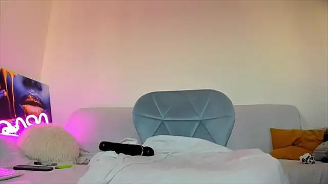 Snapshot of hornyemma__ chatting on 12-17-24, 12:00 hornyemma online show from 12-17-24, 12:00