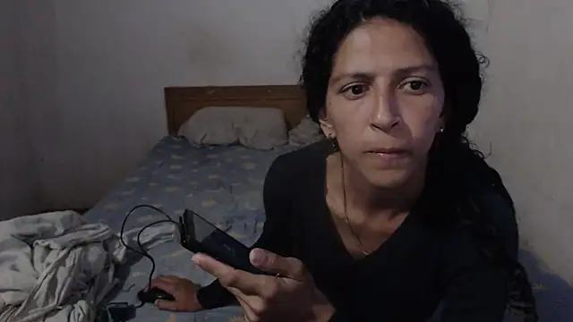 Snapshot of KateAndSimon chatting on 02-13-25, 01:15 KateAndSimon online show from 02-13-25, 01:15