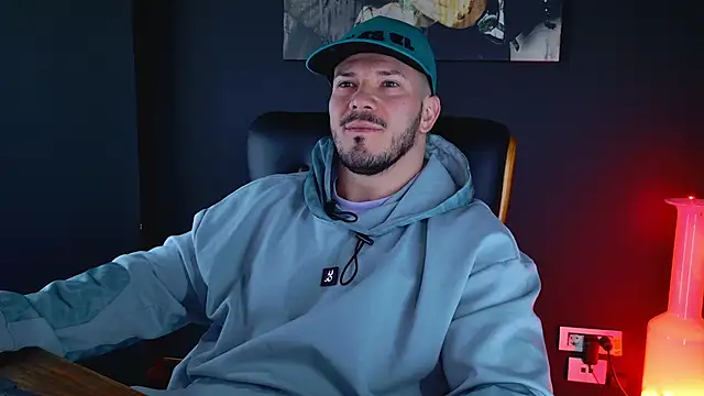 Snapshot of AngeloEric chatting on 01-06-25, 09:52 AngeloEric online show from 01-06-25, 09:52