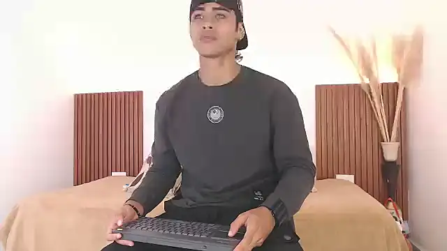 Snapshot of zander_2120 chatting on 12-11-24, 01:49 zander 2120 online show from 12-11-24, 01:49