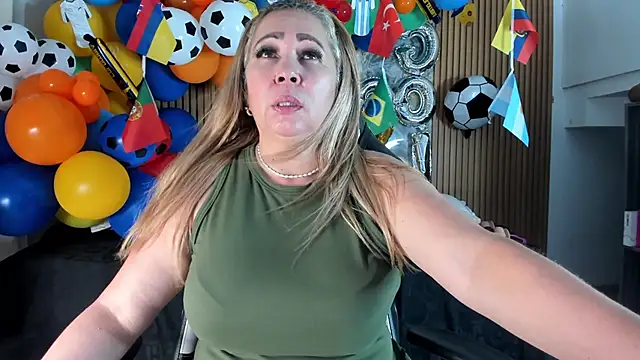 Snapshot of Danna_topless chatting on 07-01-26, 12:07 Danna topless online show from 07-01-26, 12:07