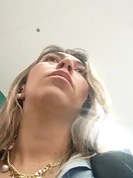 Snapshot of rachellboom chatting on 01-11-25, 01:27 rachellboom online show from 01-11-25, 01:27