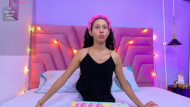 Snapshot of Beautifulskinny18 chatting on 10-14-25, 08:31 Beautifulskinny18 online show from 10-14-25, 08:31