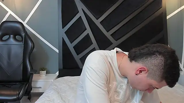 Yeiko Romero  online show from 01-21-25, 05:20