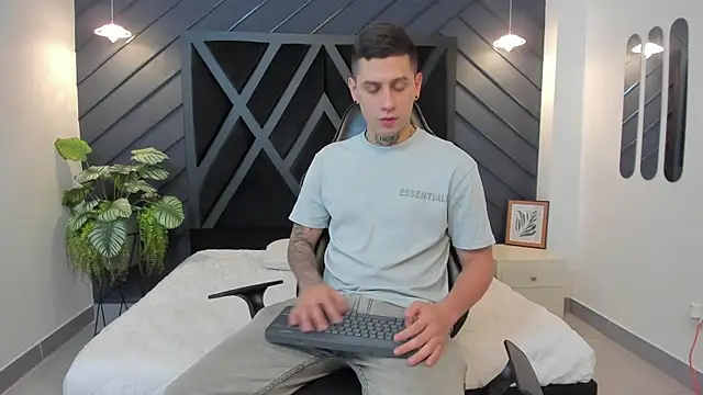 Yeiko Romero  online show from 01-30-25, 05:17