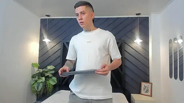 Yeiko Romero  online show from 01-31-25, 05:10