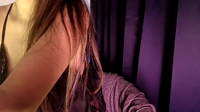 Snapshot of chhui_mui chatting on 03-19-25, 12:56 chhui mui online show from 03-19-25, 12:56