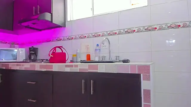 Snapshot of Emma-evans chatting on 06-19-26, 07:06 Emma-evans online show from 06-19-26, 07:06