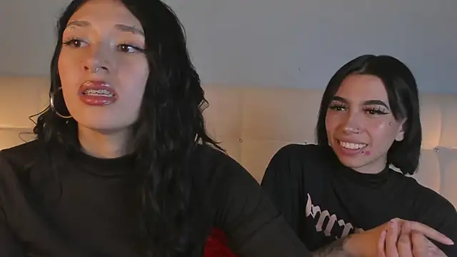 Snapshot of Zowi_Hottiee chatting on 03-11-25, 03:05 Zowi Hottiee online show from 03-11-25, 03:05