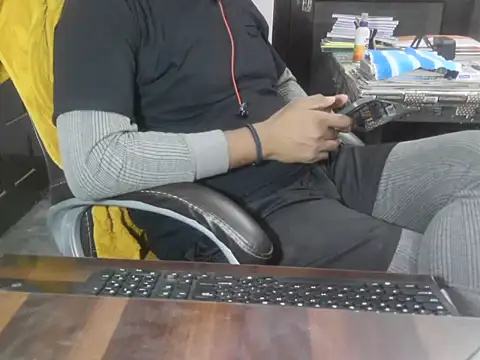 Snapshot of Average_Indian chatting on 11-17-25, 01:39 Average Indian online show from 11-17-25, 01:39