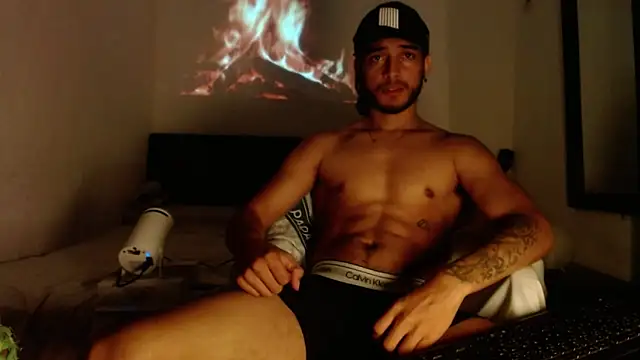 Snapshot of maxximus_100 chatting on 02-06-25, 08:18 maxximus 100 online show from 02-06-25, 08:18