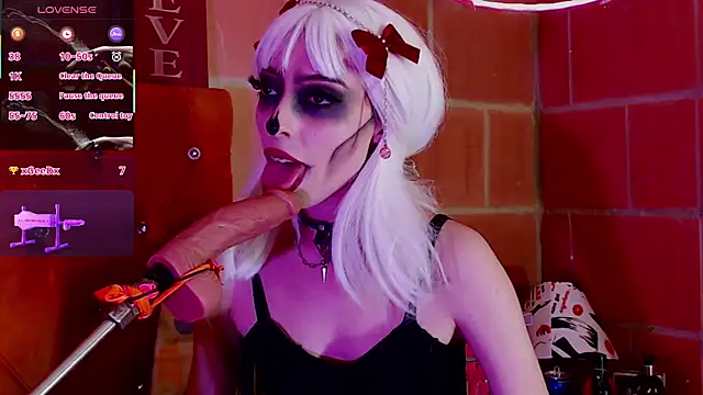 Snapshot of Yennastone chatting on 10-15-25, 06:02 Yennastone online show from 10-15-25, 06:02