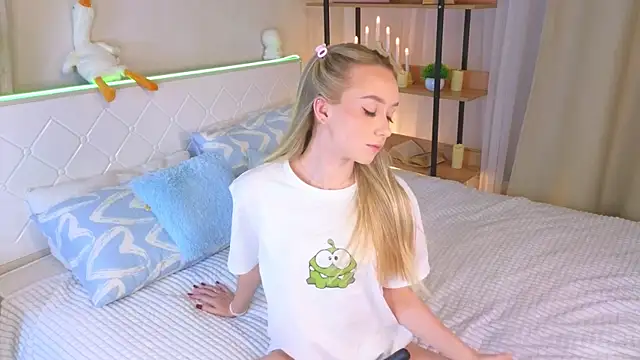 Snapshot of HollisBeckett chatting on 02-05-25, 12:17 HollisBeckett online show from 02-05-25, 12:17