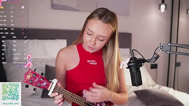 Snapshot of HollisBeckett chatting on 09-16-25, 03:40 HollisBeckett online show from 09-16-25, 03:40